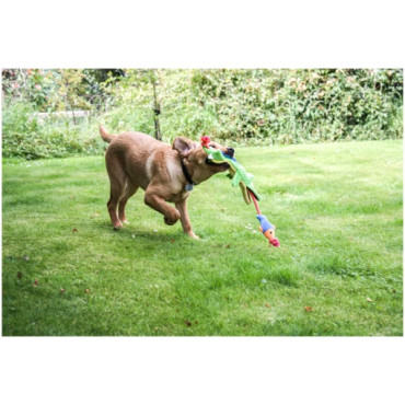 Plyschkrokodil med rep som drar in en fisk