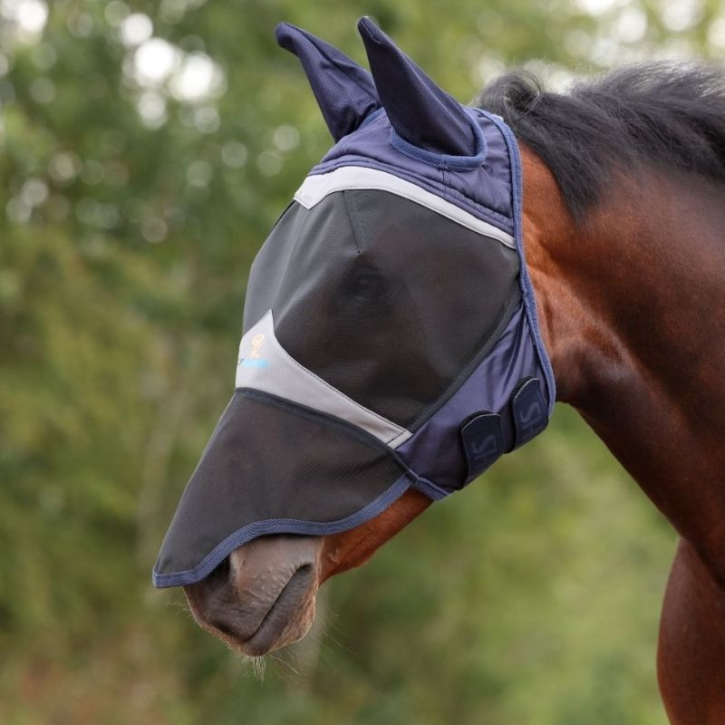 Häst med FlyGuard Fine Mesh flughuva med förlängt nosskydd