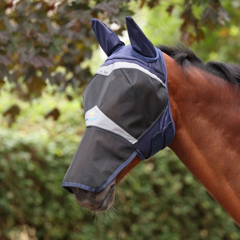 Häst med FlyGuard Fine Mesh flughuva med öron och heltäckande fyrkantigt nosskydd