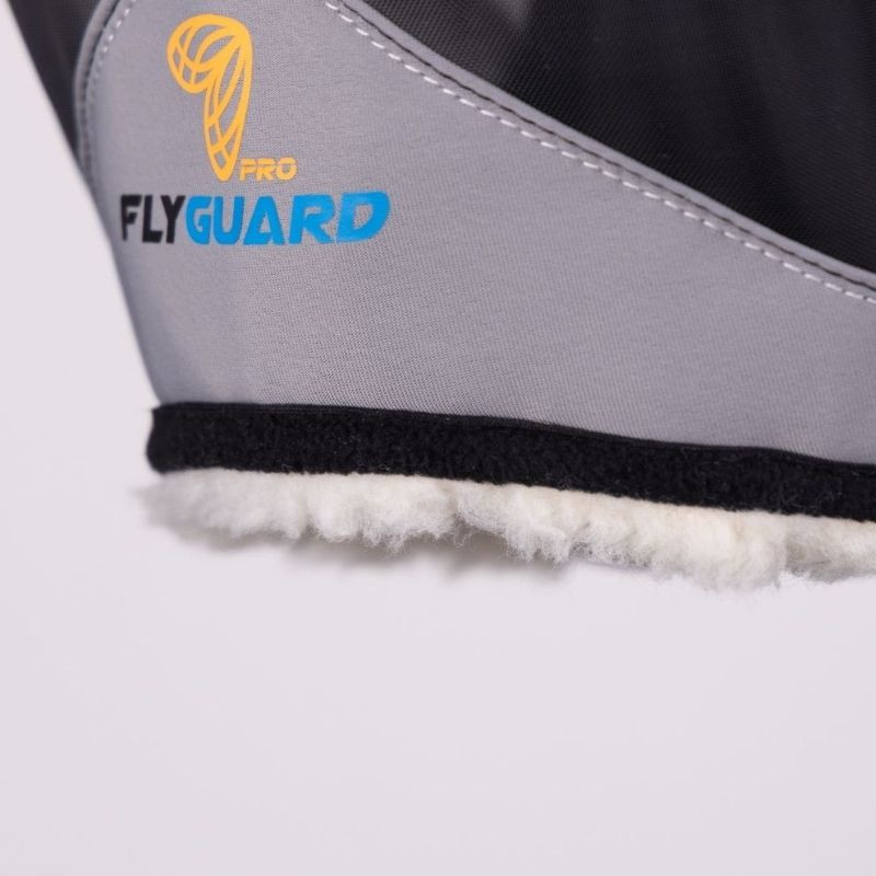 Detaljbild på mjuk passform och vadderad kant på FlyGuard flughuva