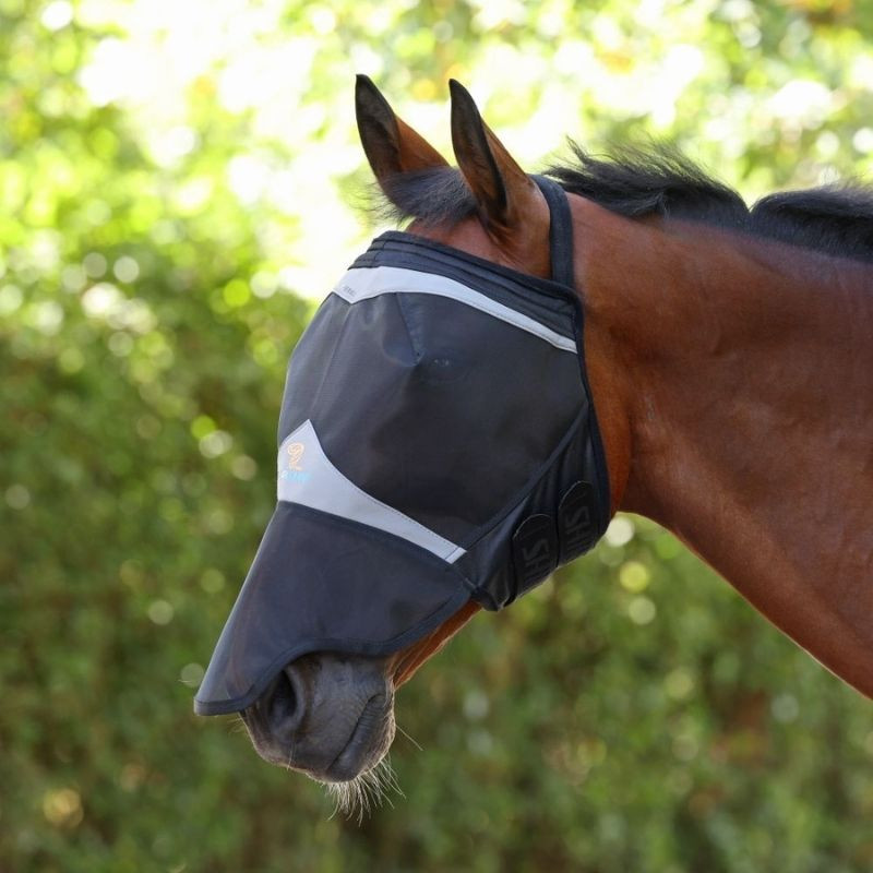 Häst med FlyGuard Fine Mesh flughuva med nosdel från Shires