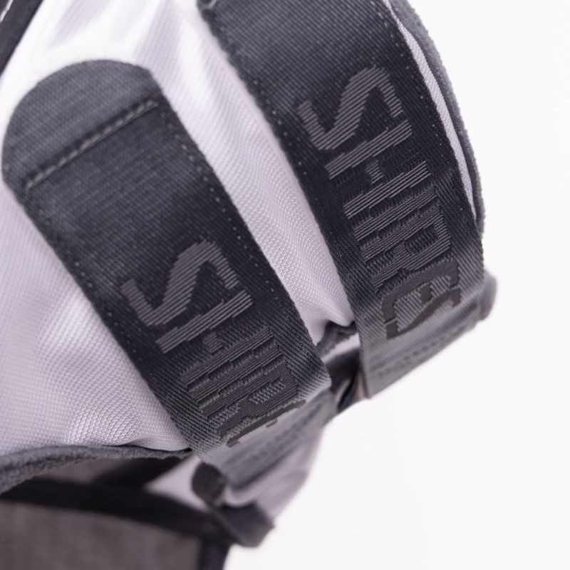 Detaljbild på FlyGuard Flughuva Vit med elastisk passform och mjuka remmar
