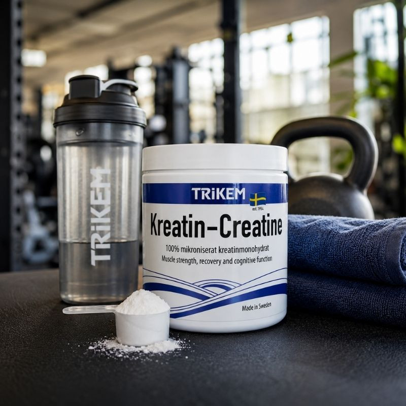 Trikem Kreatin Monohydrat 300 g i träningsmiljö med shaker och kreatinpulver